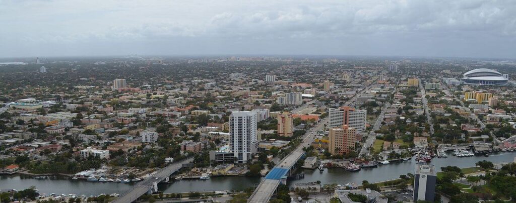 Αεροφωτογραφία της Μικρής Αβάνας, μπροστά ο ποταμός Μαϊάμι, το πάρκο Marlins στα δεξιά, το Coral Gables στο βάθος, το Coconut Grove και ο κόλπος Biscayne στα αριστερά. (πηγή: wikipedia)