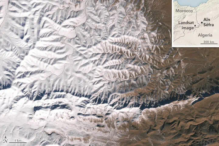 Δορυφορική εικόνα που δείχνει χιονισμένα τα σύνορα Μαρόκου της Αλγερίας κοντά στην πόλη Ain Sefra. Καταγράφηκε από το Landsat 7. (Εικόνα: NASA, 19 Δεκεμβρίου 2016.)
