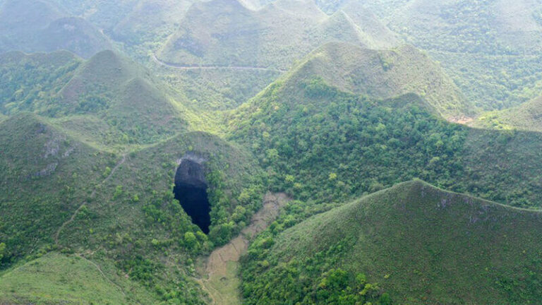 Τεράστια τρύπα βάθους 192 μέτρων με παρθένο δάσος στο εσωτερικό της ανακαλύφθηκε στη Νότια Κίνα