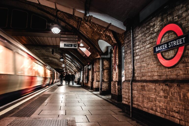 Η Baker Street του Λονδίνου με τον ιστορικό υπόγειο σταθμό και το δήθεν σπίτι του Σέρλοκ Χολμς