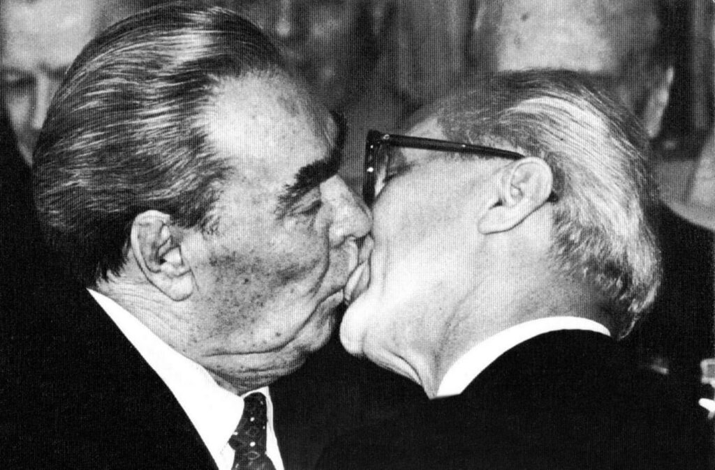 Το φιλί δύο πολιτικών ηγετών που σόκαρε όλον τον κόσμο