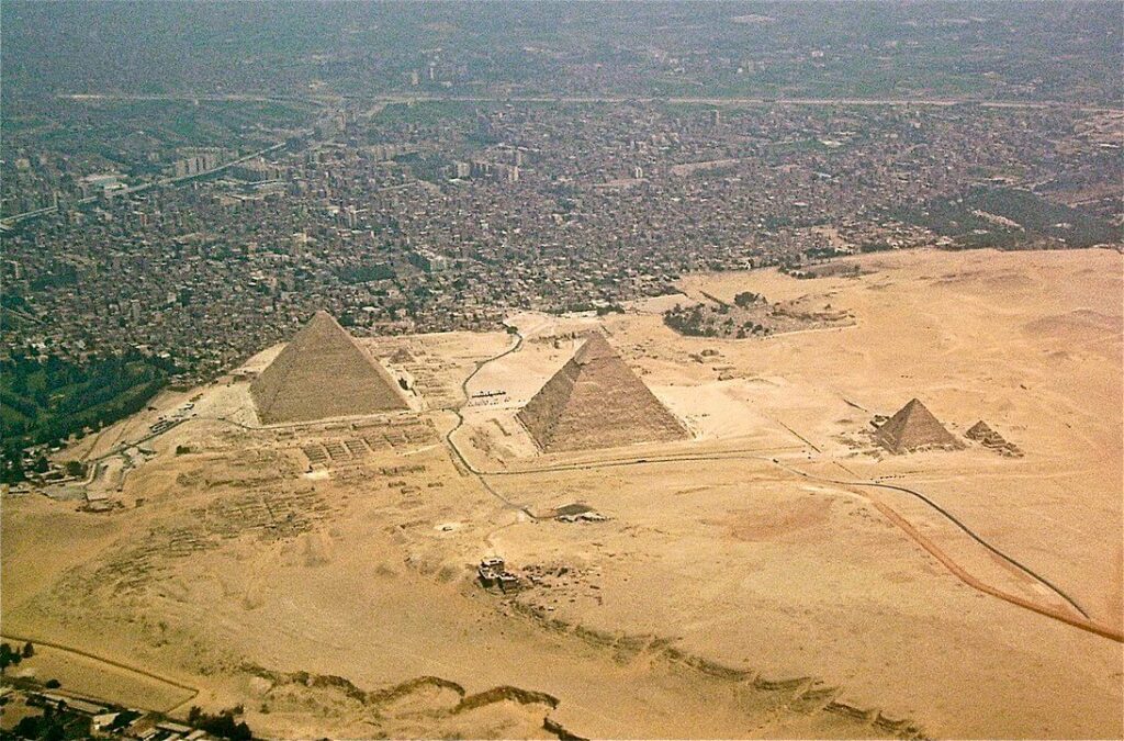 Οι πυραμίδες της Γκίζας βρίσκονται ακριβώς έξω από την πόλη (πηγή: wikipedia)