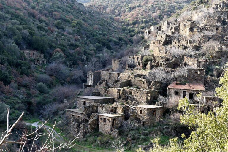 Η Παλαία Ποταμιά στη Χίο - Το χωριό που εγκαταλείφθηκε λόγω της περιορισμένης ηλιοφάνειας