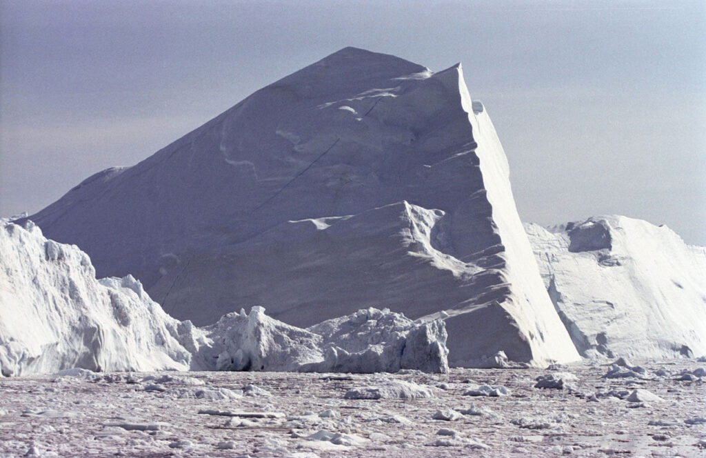 Παγόβουνο διασχίζει το Ilulissat Icefjord (πηγή: wikipedia)