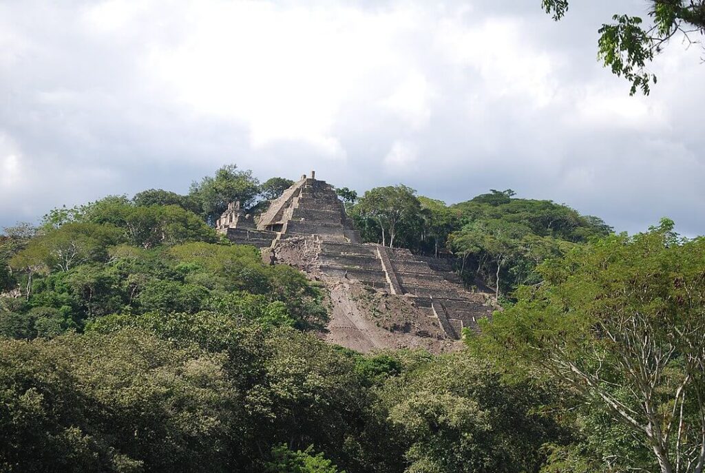 Η πυραμίδα στην ακρόπολη της Toniná. (πηγή: wikipedia)