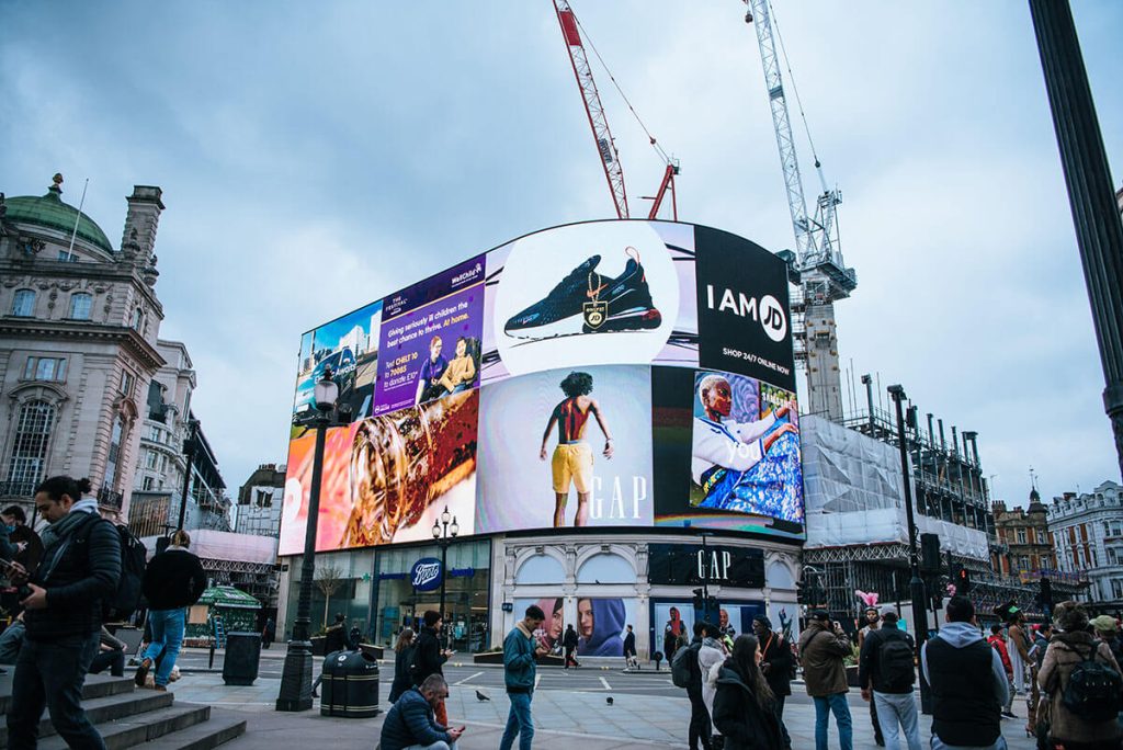  Piccadilly Circus με τις φωτεινές πινακίδες