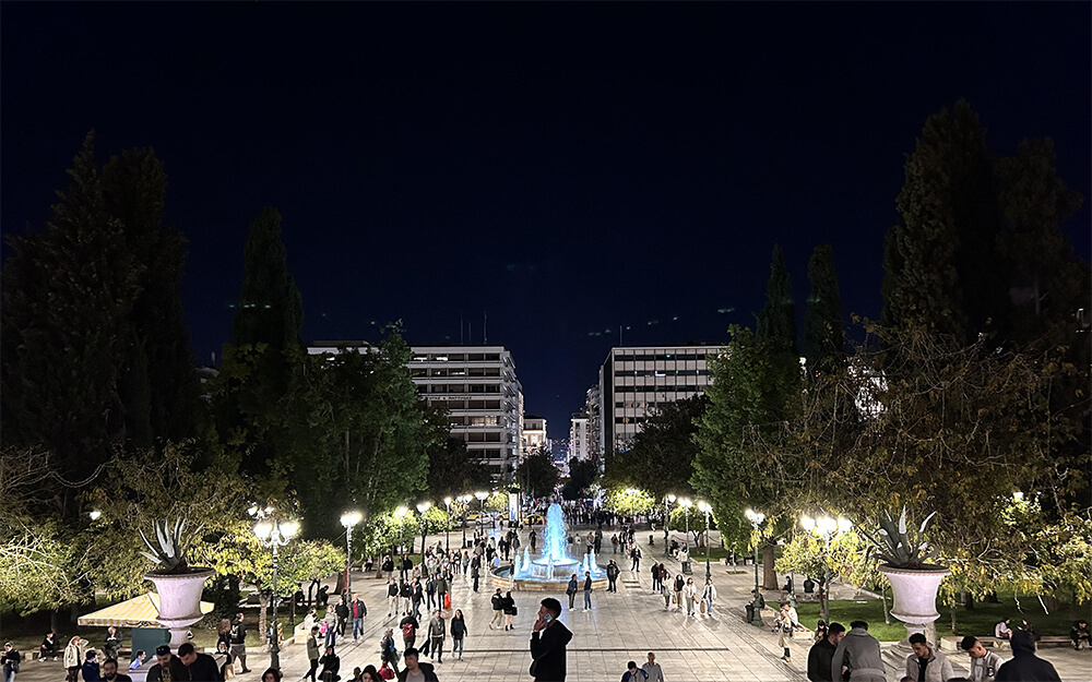 Η πλατεία Συντάγματος τη νύχτα