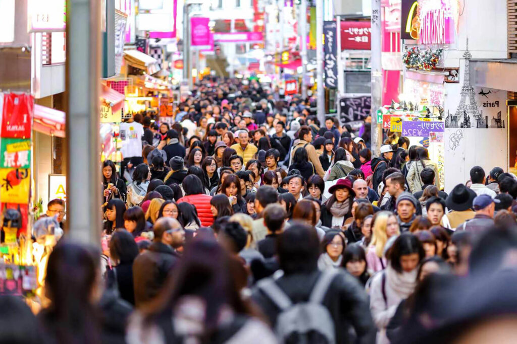 Ο παγκόσμιος πληθυσμός θα φτάσει τα 8 δισεκατομμύρια στις 15 Νοεμβρίου, αλλά θα αρχίσει να συρρικνώνεται μετά το 2100