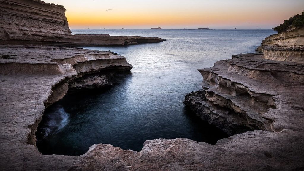 Ο στενός κόλπος της Πισίνας του Άγ. Πέτρου (St. Peter's Pool)
