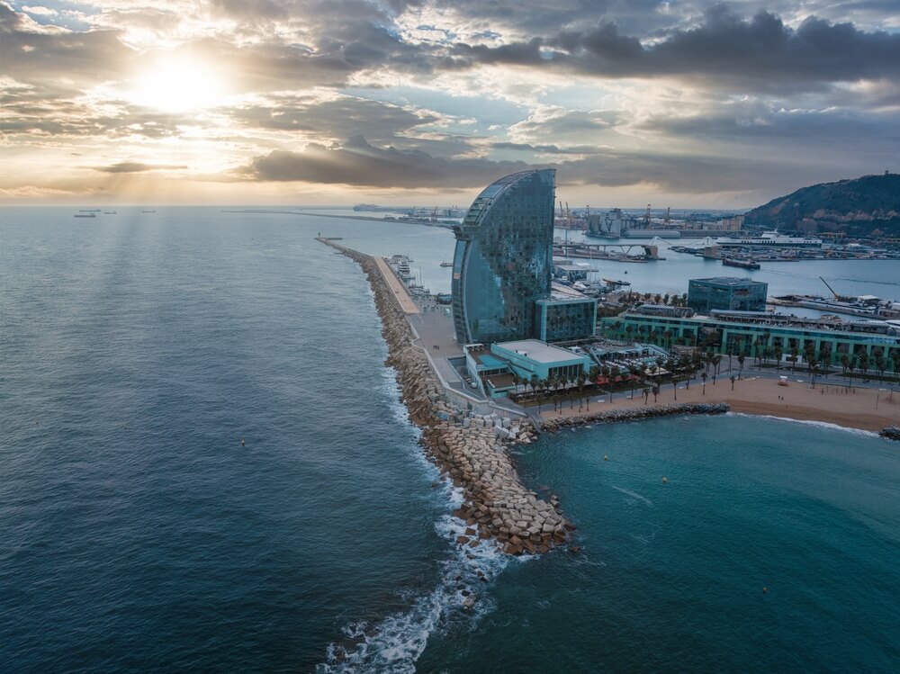 Πανοραμική θέα της παραλίας Barceloneta (πηγή: shutterstock)