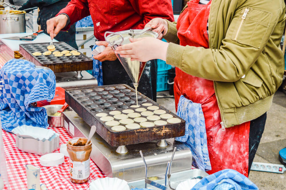 Προετοιμασία παραδοσιακών poffertjes στην αγορά Albert Cuyp (φωτογραφία shutterstock)