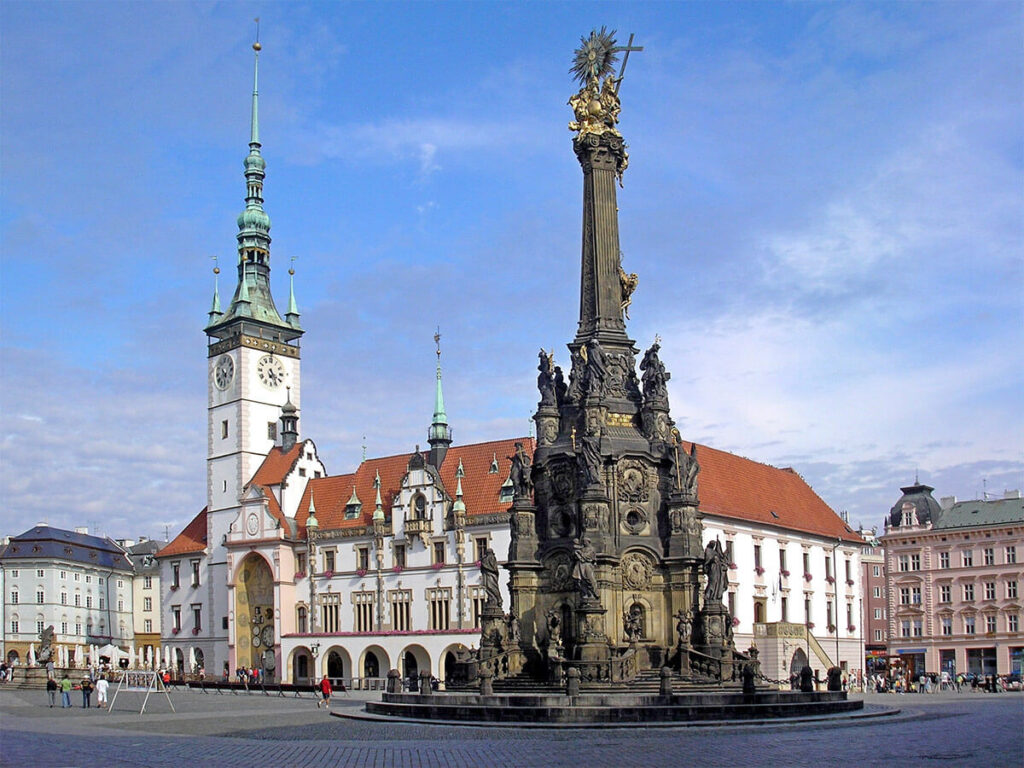 Το Όλομοουτς είναι πόλη στη Μοραβία της Τσεχίας με πληθυσμός 100.000 κατοίκους.