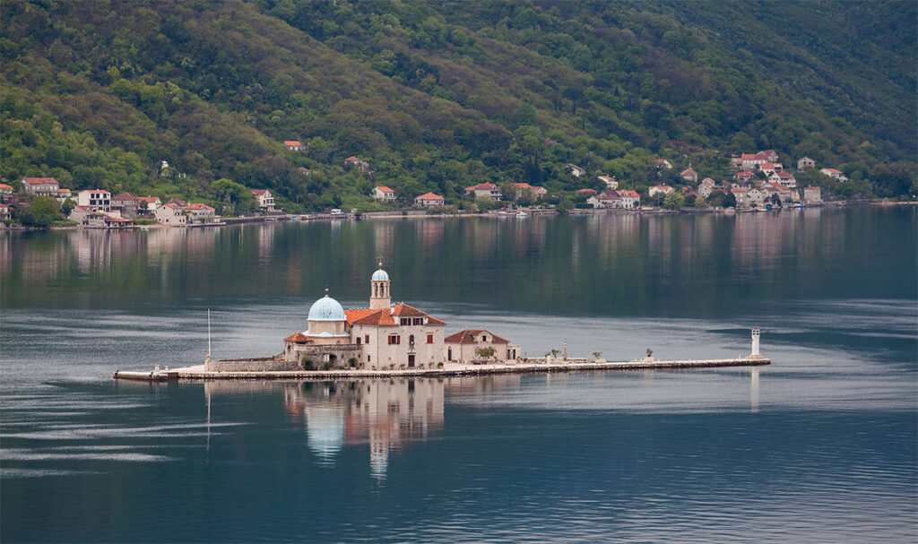 Η Παναγία των Βράχων είναι μια από τις δύο νησίδες που βρίσκονται μπροστά στην πόλη Πέραστ, στον κόλπο του Κότορ, στο Μαυροβούνιο.
