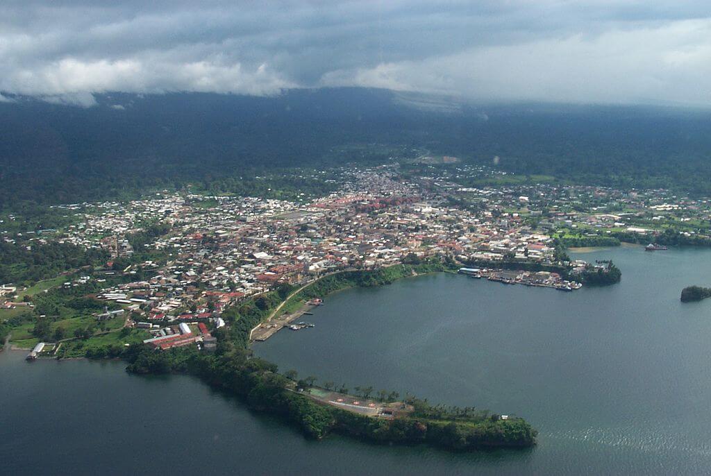 Η πρωτεύουσα Μαλάμπο (φωτ. Wikimedia Commons)