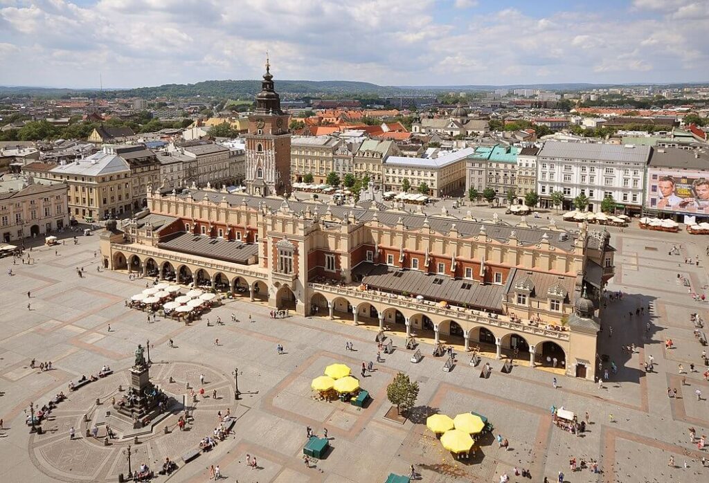 Το Sukiennice και η κεντρική πλατεία της αγοράς όπως φαίνεται από τη Βασιλική της Παναγίας, Κρακοβία, Πολωνία