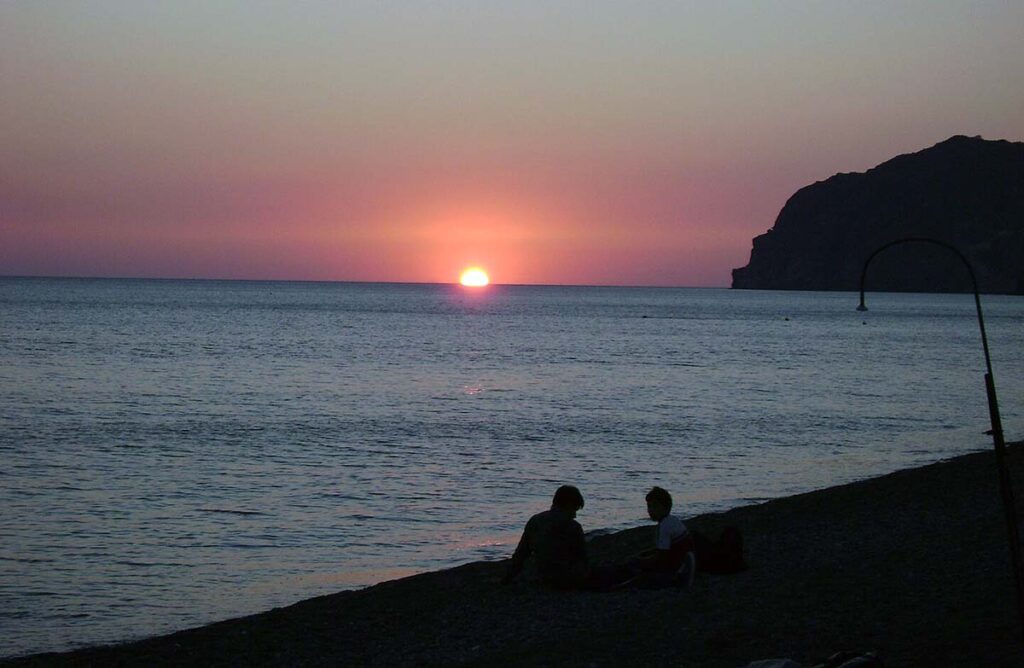 Ηλιοβασίλεμα στην παραλία της Ερεσού