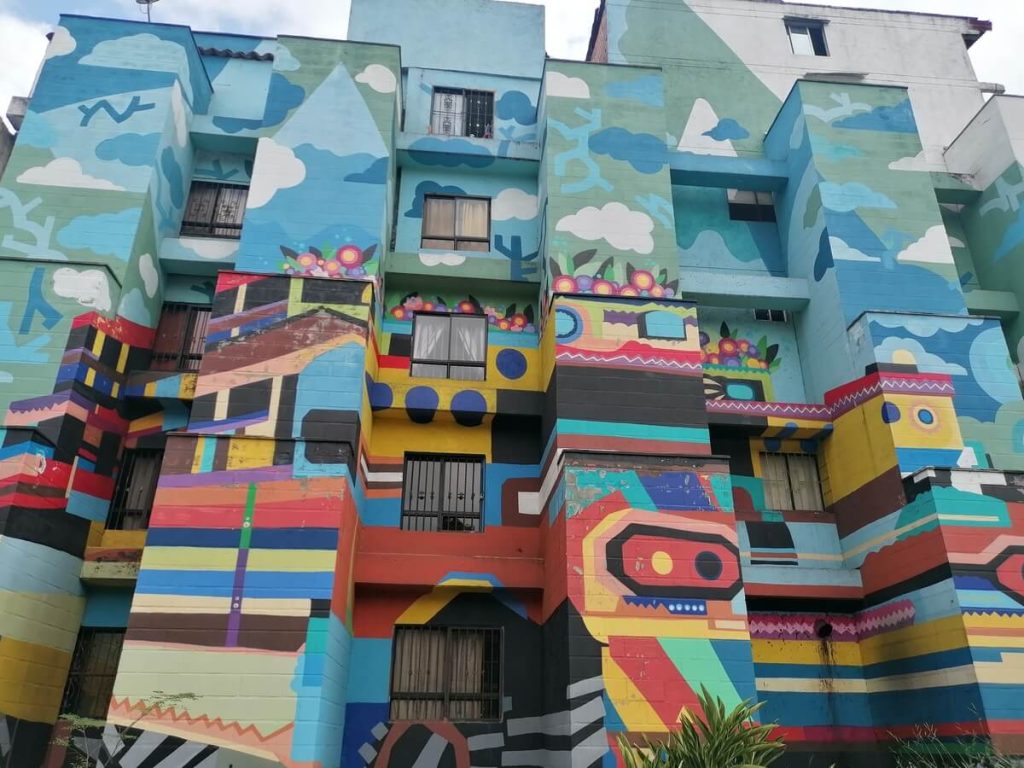 Ένα πολύχρωμο σπίτι στη γειτονιά Bicentenario του Medellin
