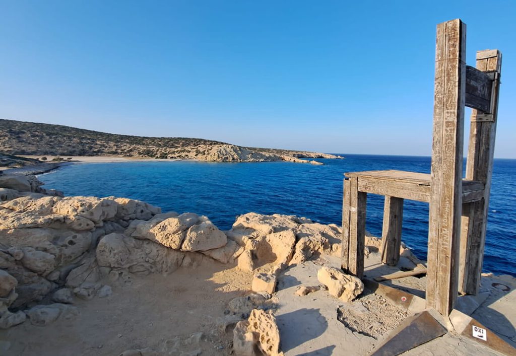 Η διάσημη Καρέκλα στο νοτιότερο σημείο της Ευρώπης και η παραλία της Τρυπητής στο βάθος