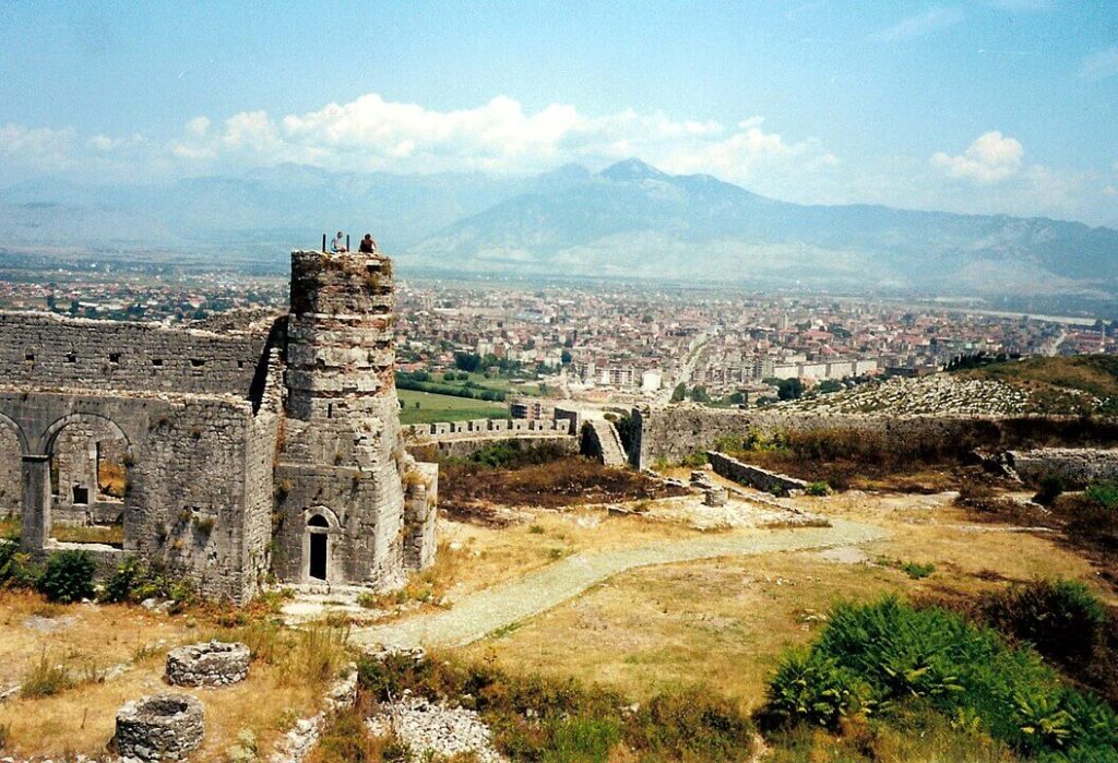 Το Κάστρο Ροζάφα που δεσπόζει πάνω από την πόλη Σκόδρα