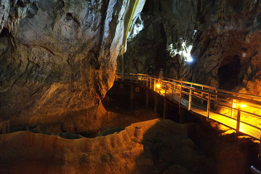 Το Σπήλαιο Λιμνών