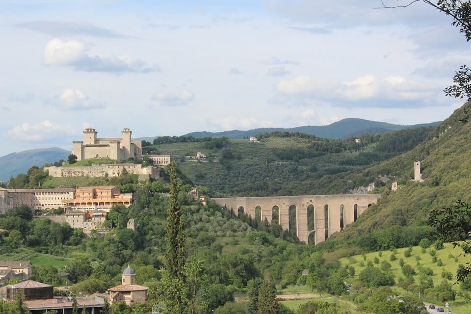 Η Rocca Albornoziana και η γέφυρα Sanguinario στην πόλη του Spoleto