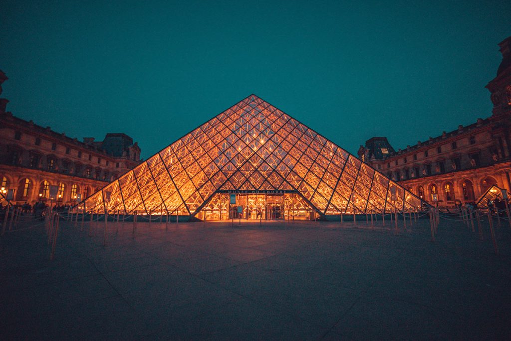 Η πυραμίδα του Λούβρου (φωτ. Bharat Patil από το Unsplash)