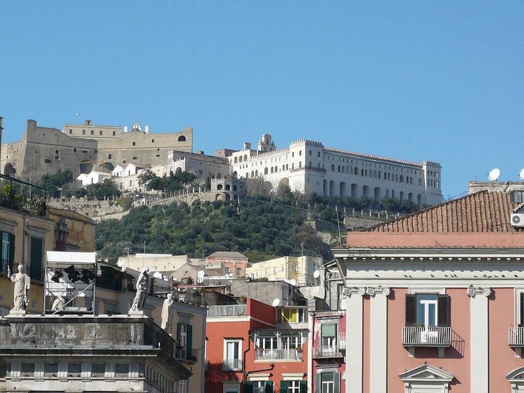 Το κάστρo Sant' Elmo πάνω στο λόφο και δίπλα το μοναστήρι San Martino