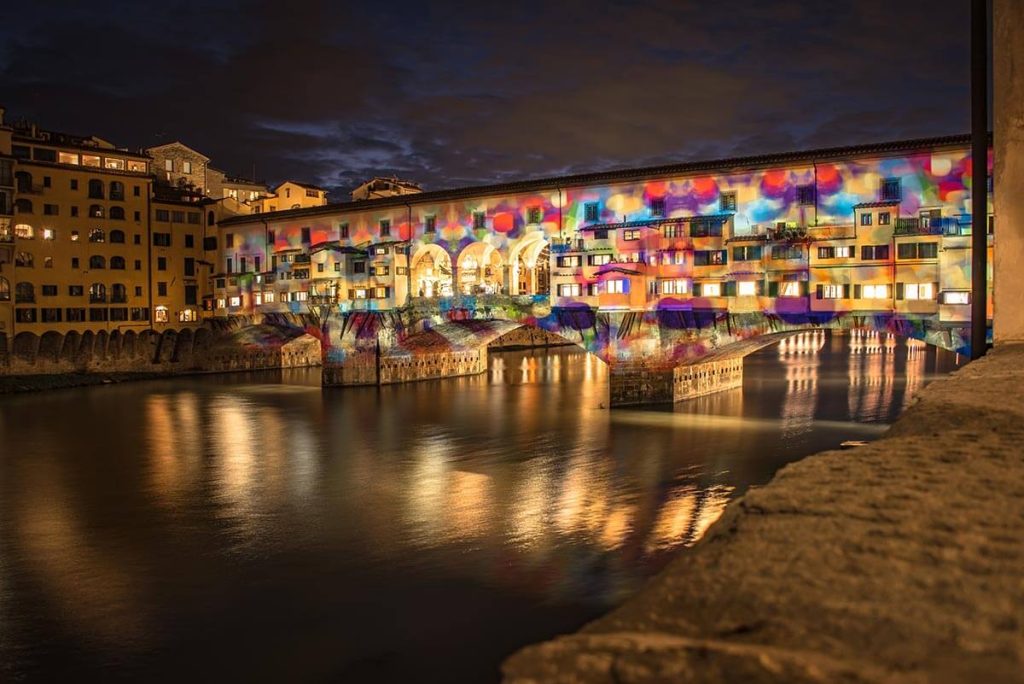 H Ponte Vecchio φωτισμένα κατά τη διάρκεια του Green Line Festival