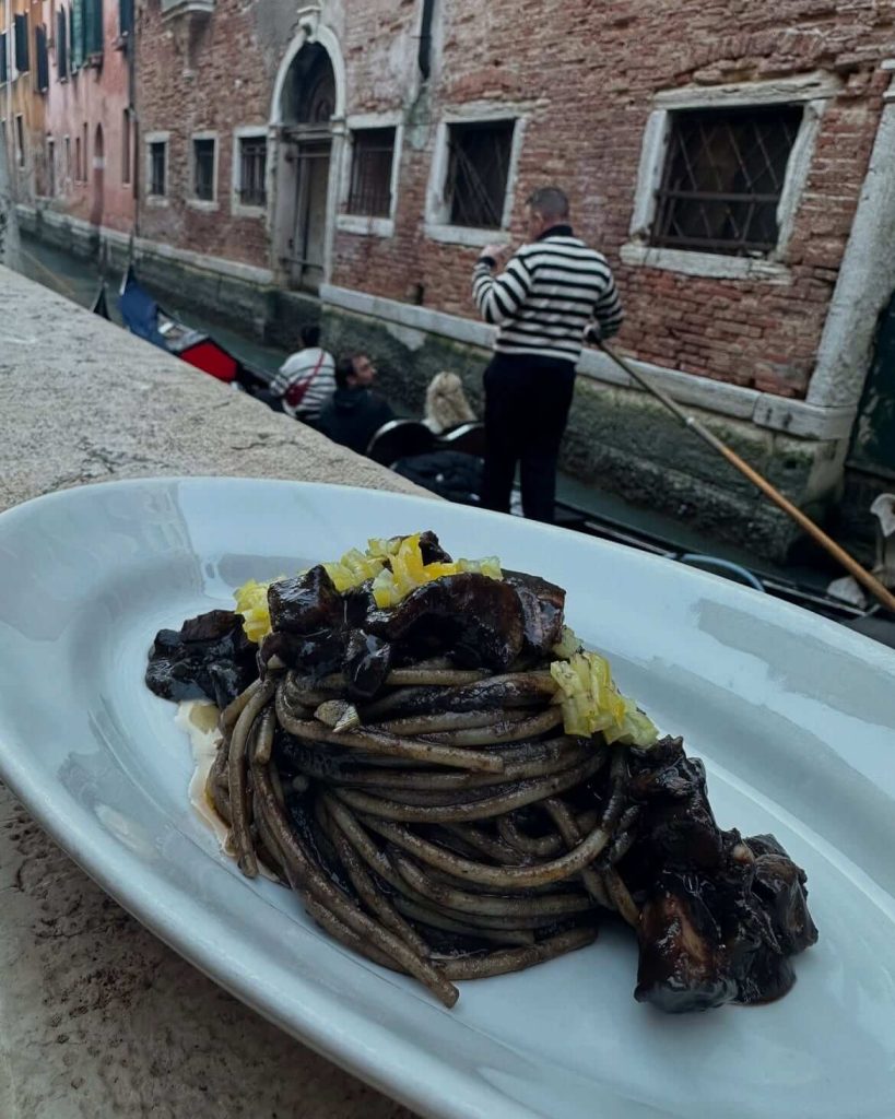 Spaghetti al Nero di Seppia στην Trattoria Alla Rivetta
