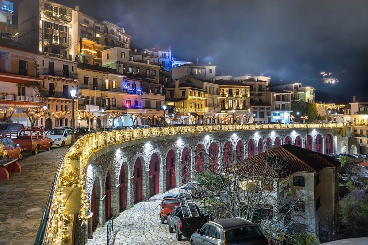 https://www.geografikoi.gr/wp-content/uploads/2024/10/xmas-arachova.jpg