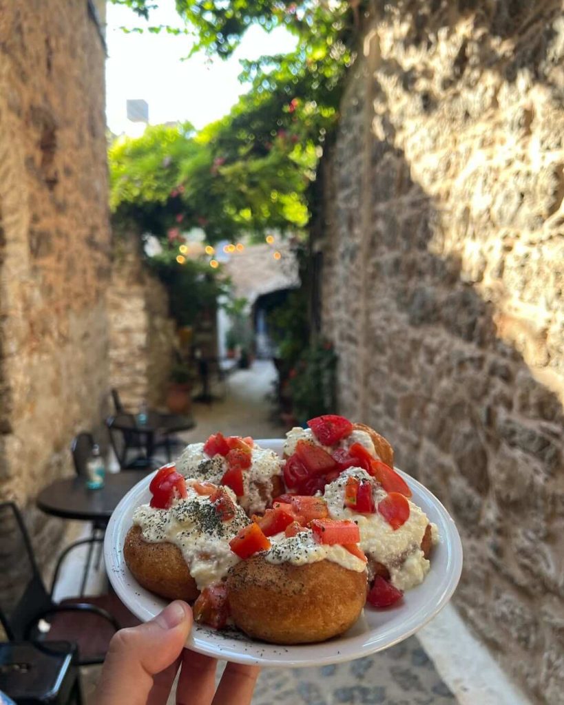 Αλμυροί λουκουμάδες στα Μεστά (φώτο: @kanellos_loukoumades )