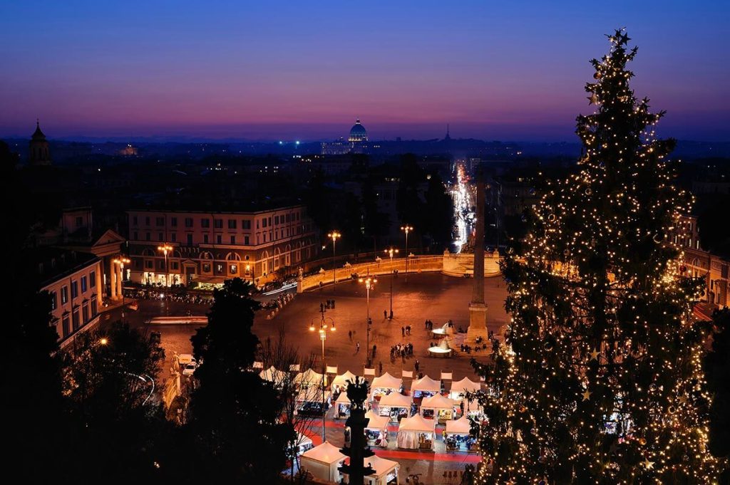 Η Piazza del Popolo στολισμένη