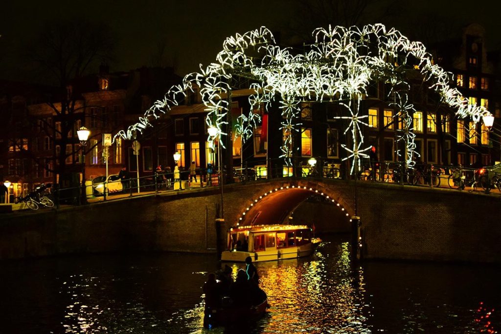 Πλοίο που περνάει κάτω από έργο του Amsterdam Light Festival το 2019