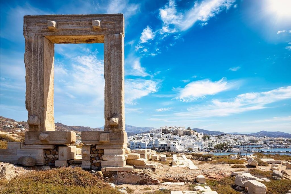 Η Πορτάρα και η Χώρα της Νάξου στο βάθος