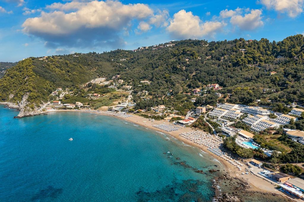 Η παραλία της Γλυφάδας στην Κέρκυρα