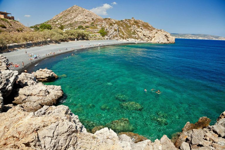 Μαύρα Βόλια, η μαύρη παραλία της Χίου που δεν θα τη ξεχάσεις ποτέ