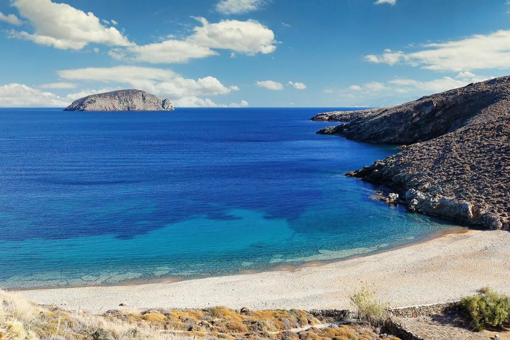 Η παραλία Λια με φόντο το νησάκι Βους