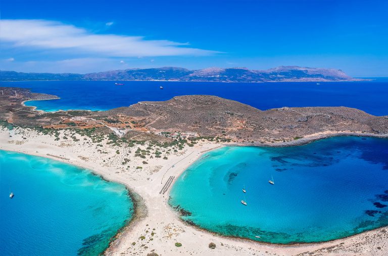 10 παραλίες στην Πελοπόννησο που είναι ιδανικές για οικογένειες με παιδιά