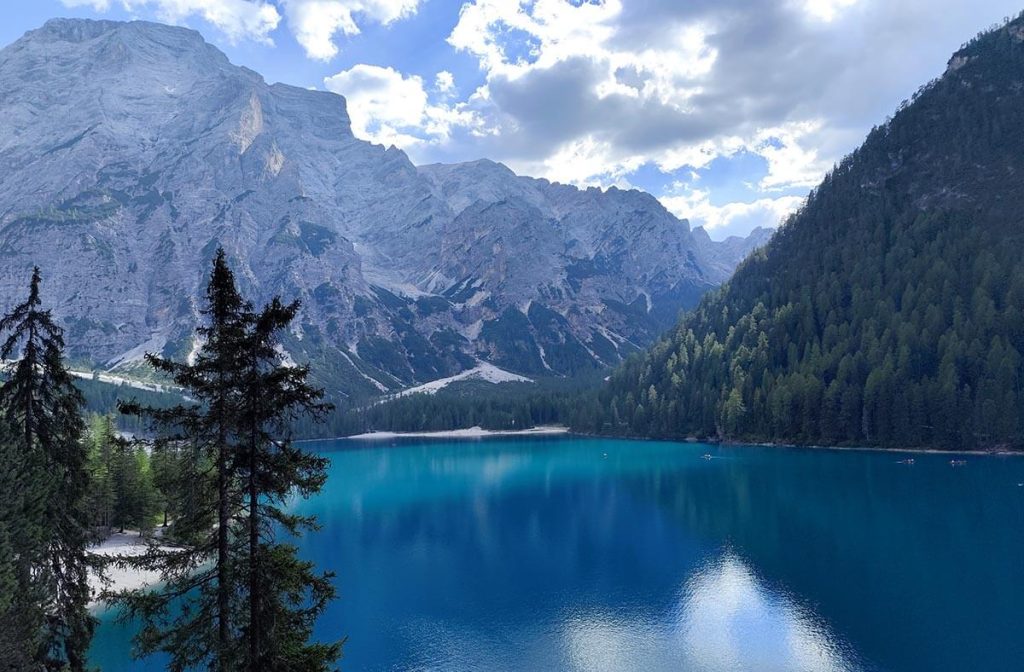 Πανοραμική άποψη της Λίμνης Braies