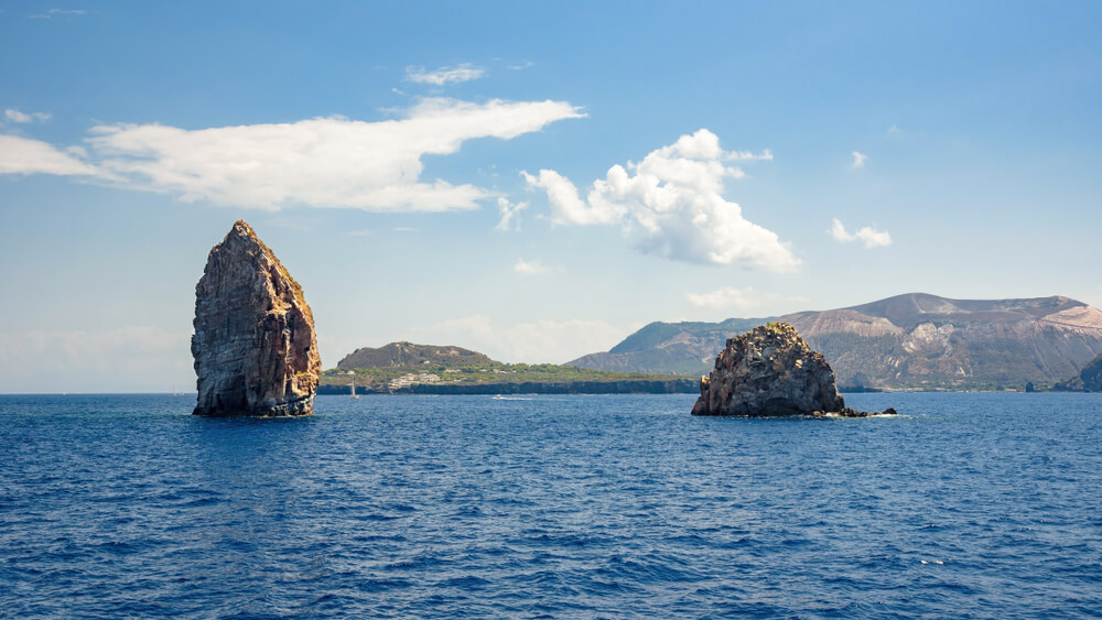 Οι διάσημοι κάθετοι θαλάσσιοι βράχοι Faraglioni di Lipari αποτέλεσαν το φυσικό σκηνικό για το επικίνδυνο πέρασμα του Οδυσσέα από τις Σειρήνες