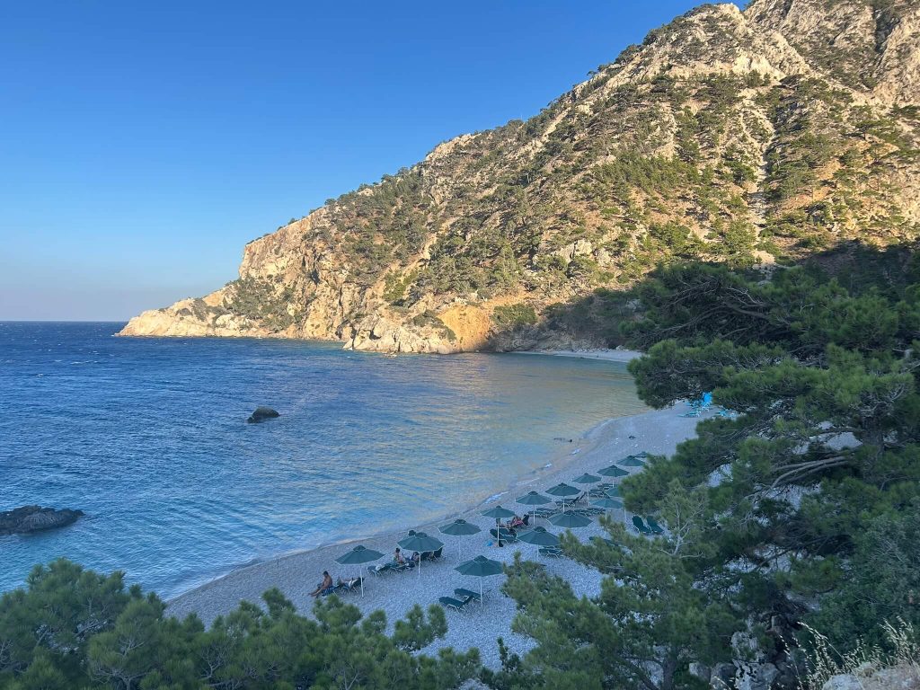 Η παραλία Απέλλα λίγο πριν δύσει ο ήλιος (φώτο: Παντελής Κάκαρης)
