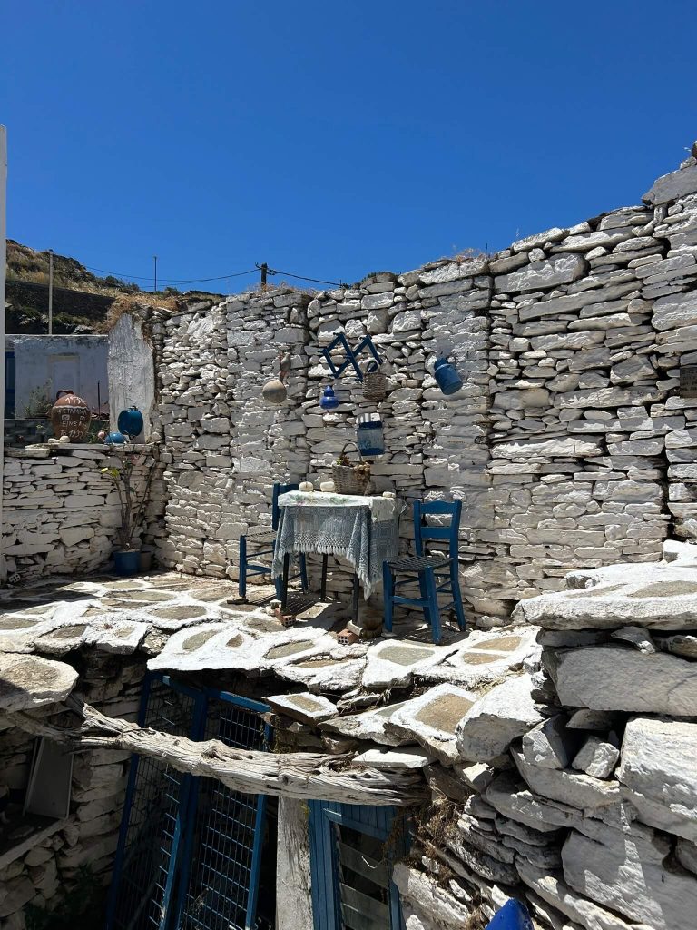 Μπαλκονάκι installation στη Δρυοπίδα (φώτο: Παντελής Κάκαρης)