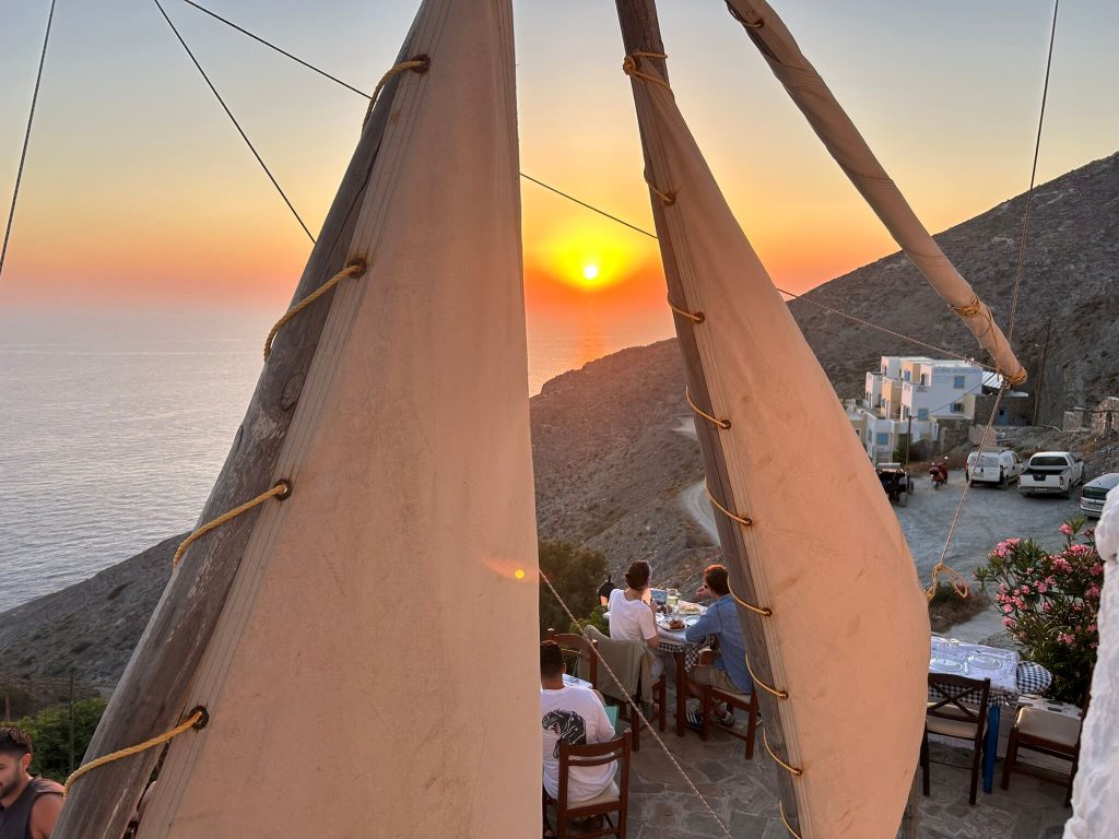 Ηλιοβασίλεμα στην Όλυμπο (φώτο: Παντελής Κάκαρης)
