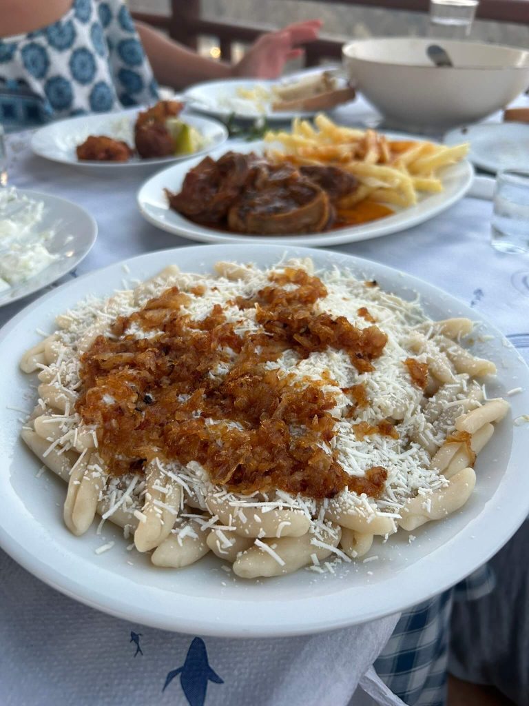 Μακαρούνες στην ταβέρνα Μύλος στην Όλυμπο (φώτο: Παντελής Κάκαρης)