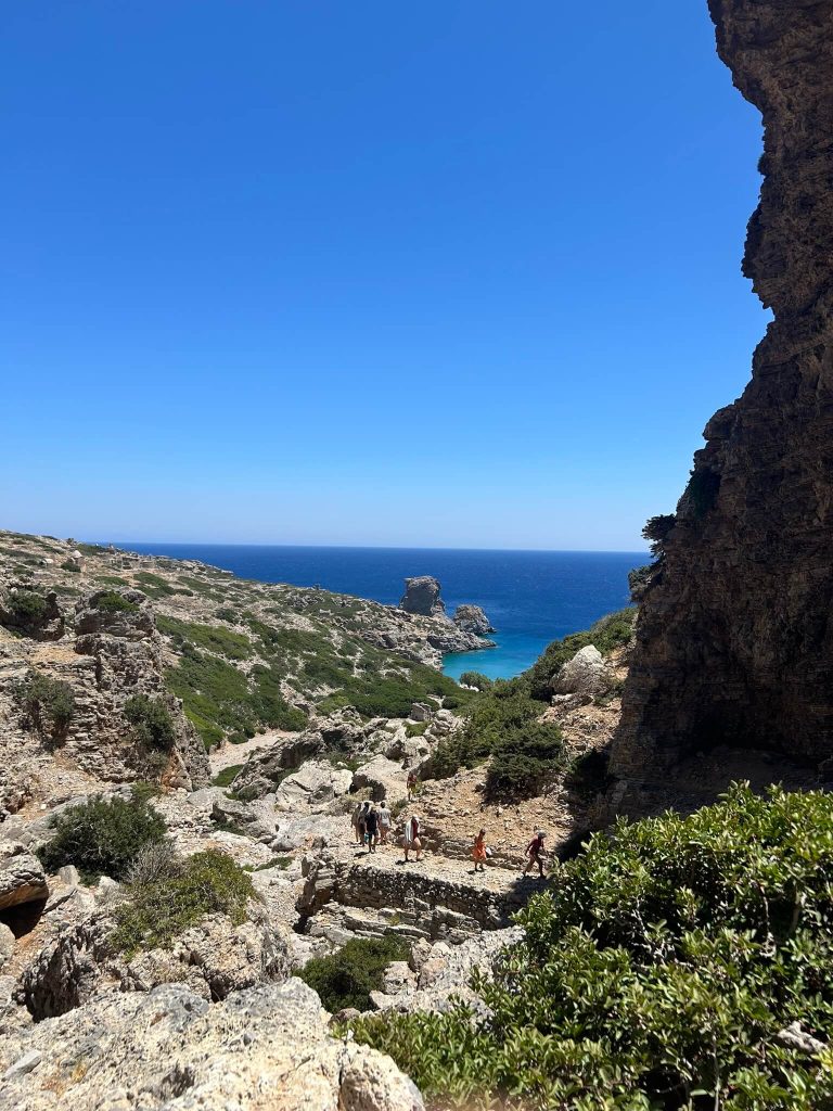 Ο δρόμος της επιστροφής από το Άργος στα Παλάτια στο νησί Σαρία (φώτο: Παντελής Κάκαρης)