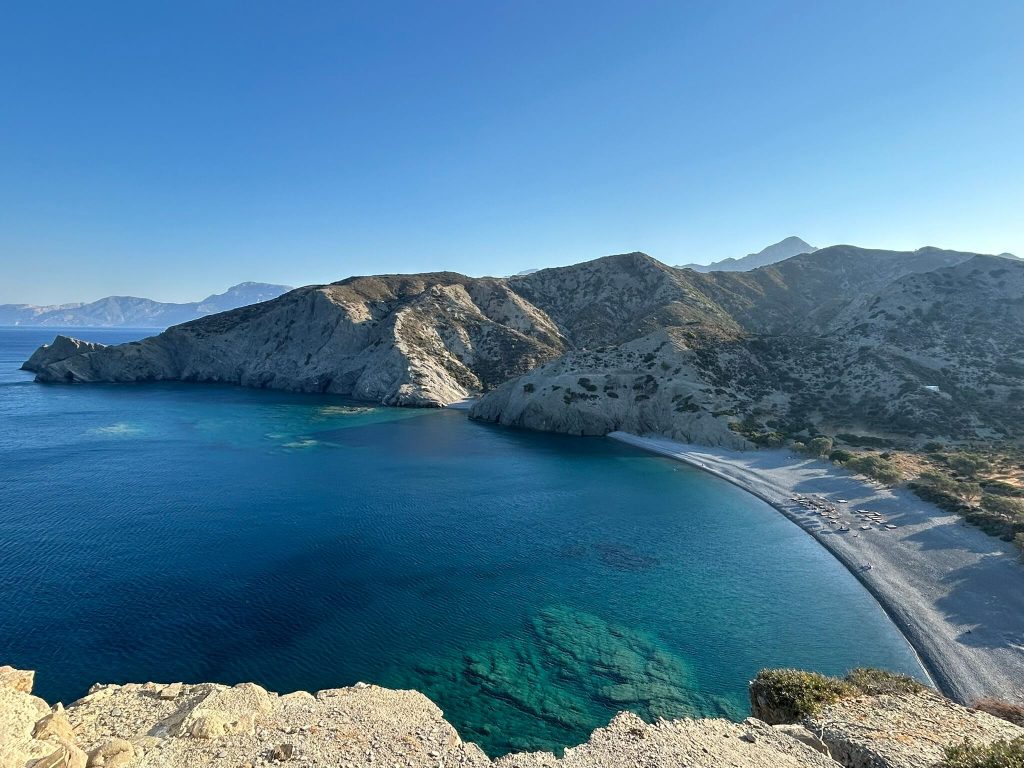 Η θέα της παραλίας Άγιος Μήνας απ' το ομώνυμο εκκλησάκι (φώτο: Παντελής Κάκαρης)