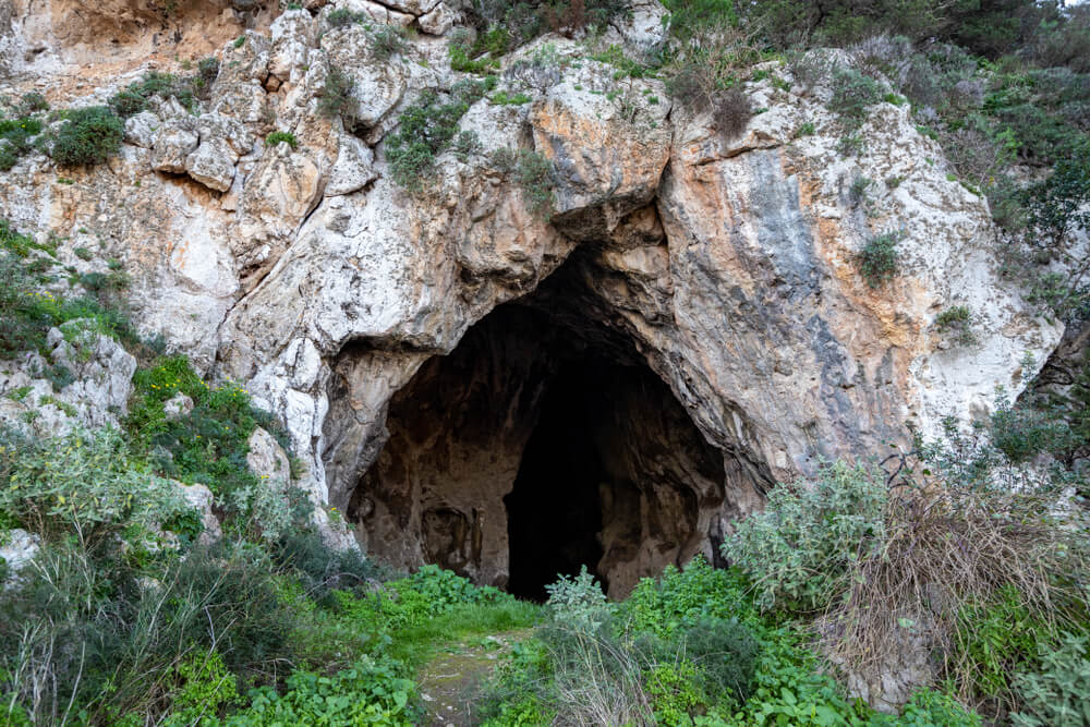 Η είσοδος της σπηλιάς του Νέστορα