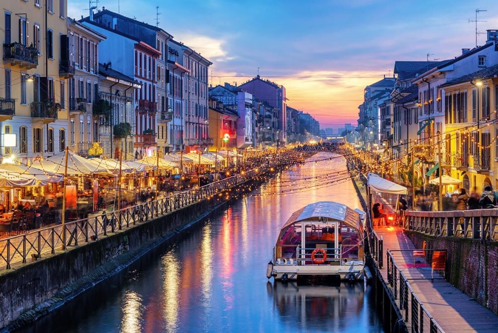 Νύχτα στην περιοχή Navigli του Μιλάνου